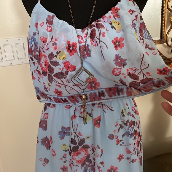 Beautiful Maxi Dress ๐ ๐ - Picture 2 of 8